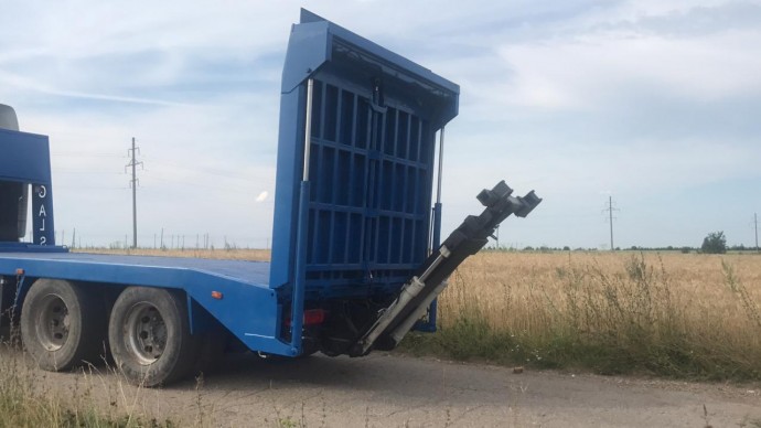 Грузовой автоэвакуатор с гидравлической аппарелью и брилем